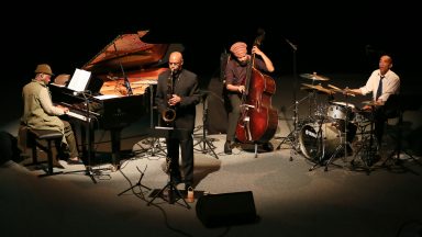 Kelvin Sholar au piano, Fuasi Abdul Khaliq au saxophone ténor, Charles Sammons à la contrebasse et Eric Vaughn à la batterie