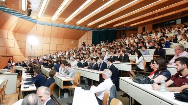 Une salle pleine durant la remise des Masters en microtechnique