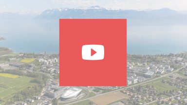 Logo de Youtube en surimpression d'une vue aérienne du campus © Alain Herzog, EPFL