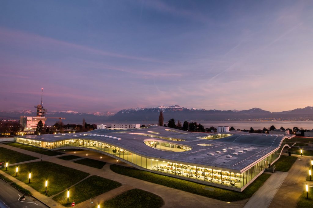 Vue du Rolex Learning Center à la tombée de la nuit © Jamani Caillet / EPFL