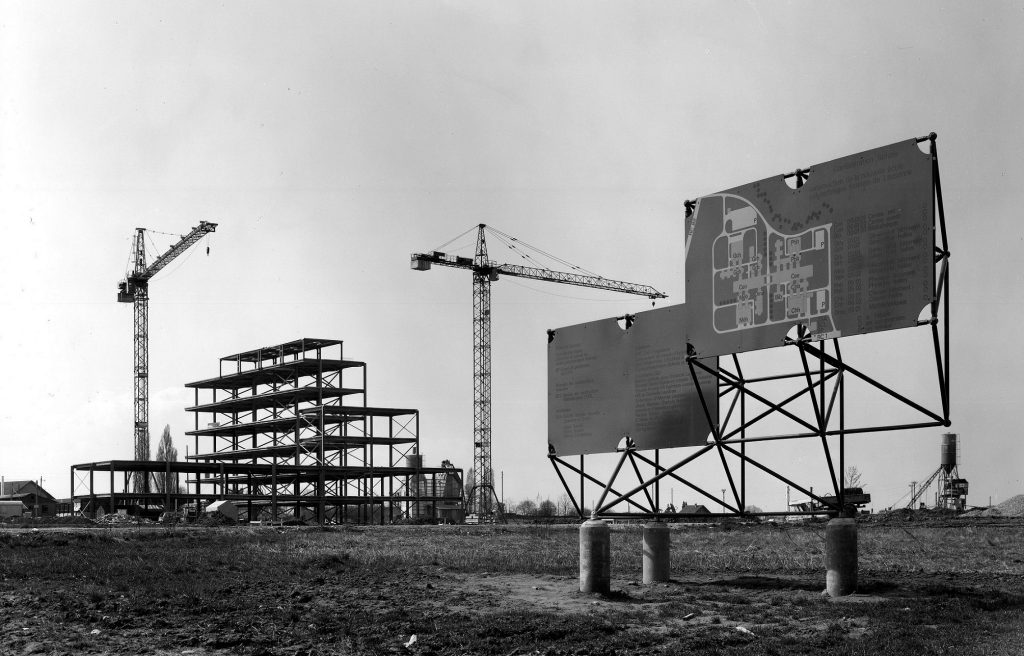 Le chantier des halles de chimie, EPFL, avril 1975 (Médiathèque EPFL, photo Henri Germond, CC/ACM)