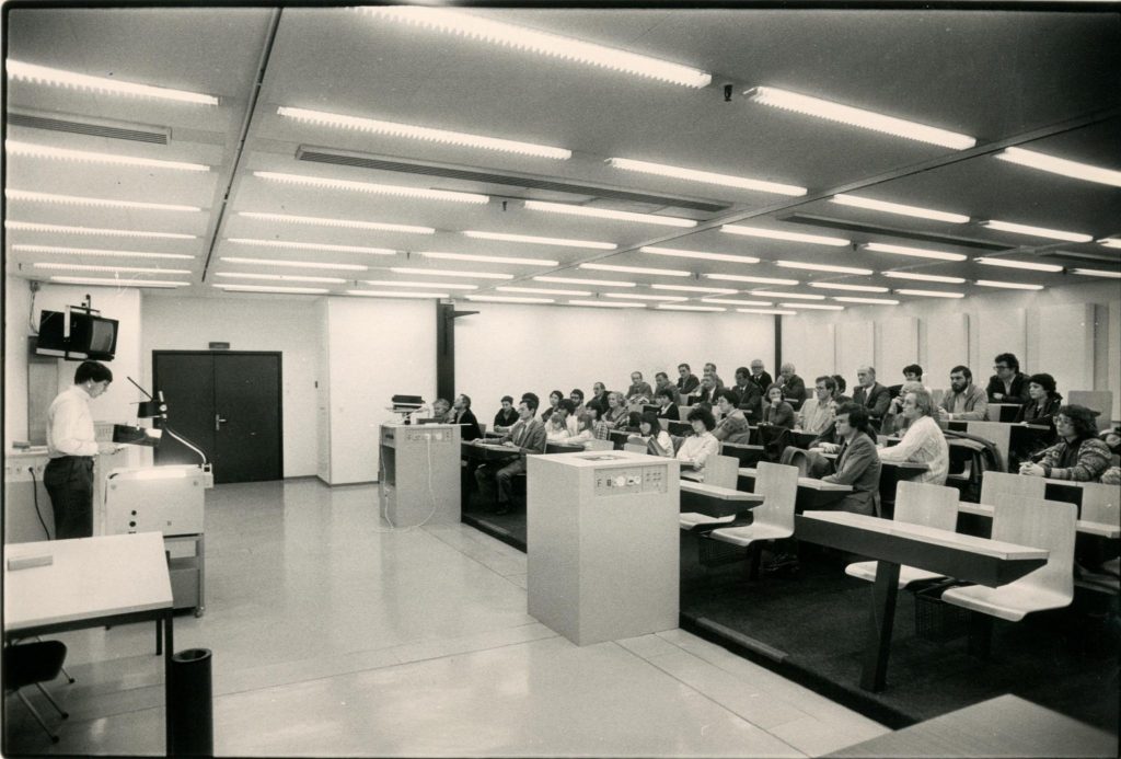 Génie de l'environnement: M. Hirzels expose son travail sur les vers de terre © Jean-Jacques Laeser, Archives cantonales vaudoises, 1981