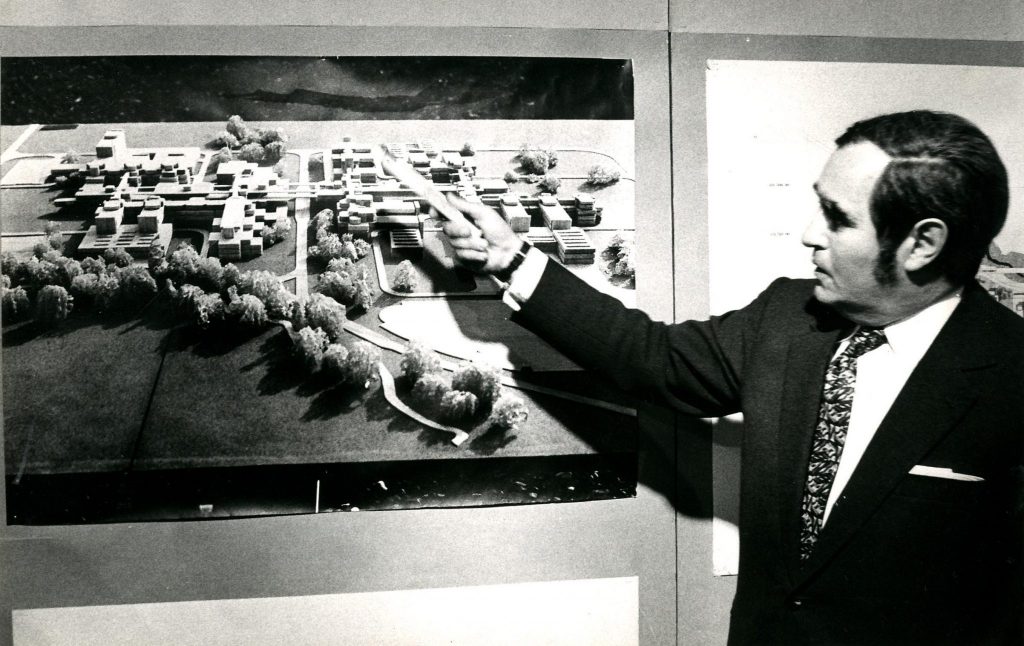 Maurice Cosandey, en 1975, présentant une maquette du futur campus de Dorigny © Jean-Jacques Laeser / 24 Heures