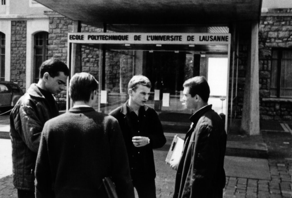 Des élèves devant l'entrée de l'EPUL © DR; sans date