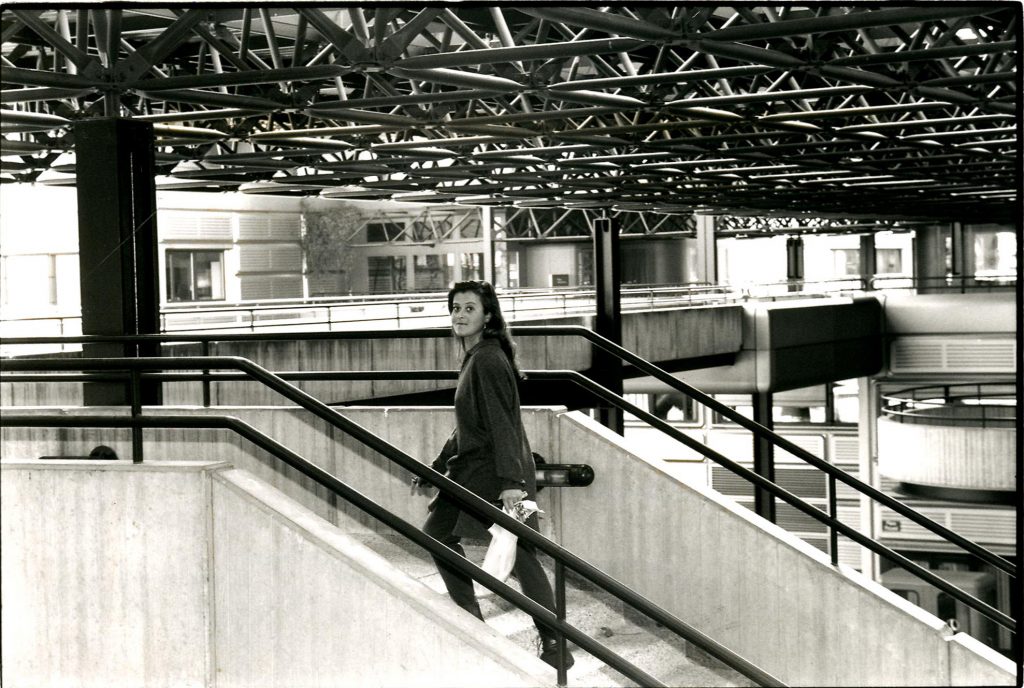 Une étudiante au-dessus de l'Avenue auguste-Piccard, à l'EPFL © Severine Jenny, Archives cantonales vaudoises