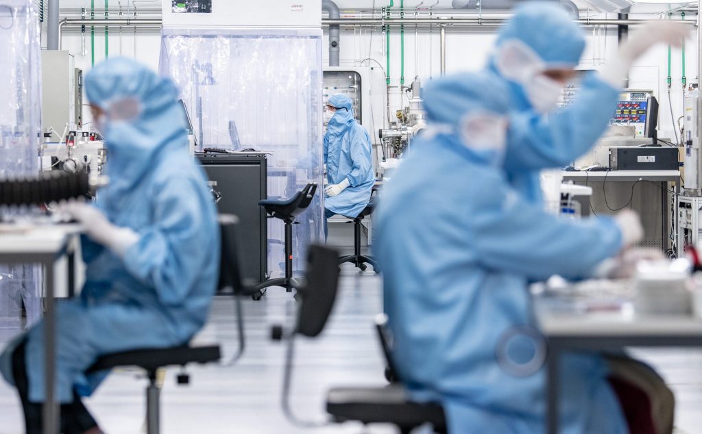 Travaux pratiques en salles blanches à l'EPFL © Olivier Christinat / EPFL, 2019