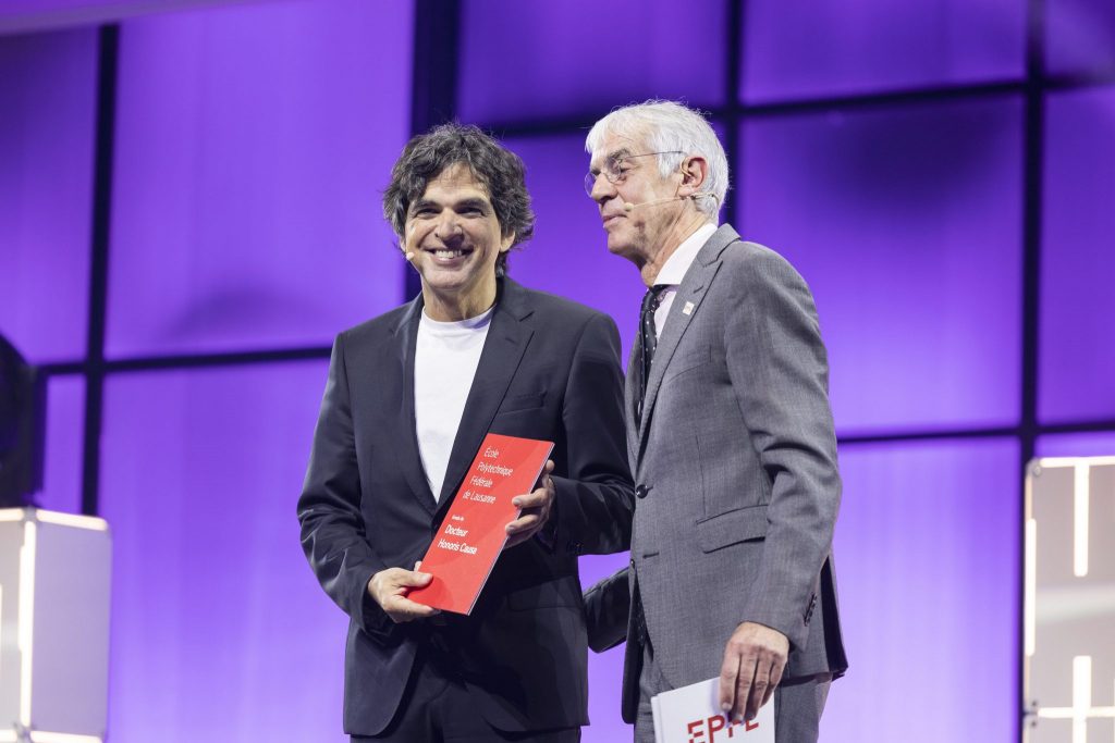 Patrick Chappatte, accompagné de Martin Vetterli, lors de la remise de son Doctor Honoris Causa en 2022 © Cyril Zingaro / Keystone / EPFL