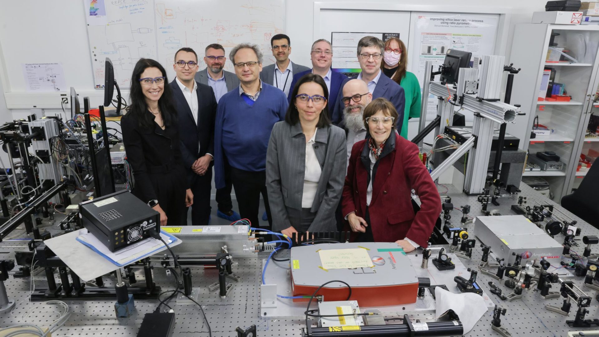 Plusieurs personnes posant devant l'objectif à l'occasion des dix ans de la chaire Richemont © 2025 EPFL / Alain Herzog