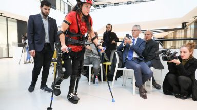 L’athlète handisport Silke Pan testant l'Exosquelette TWIICE