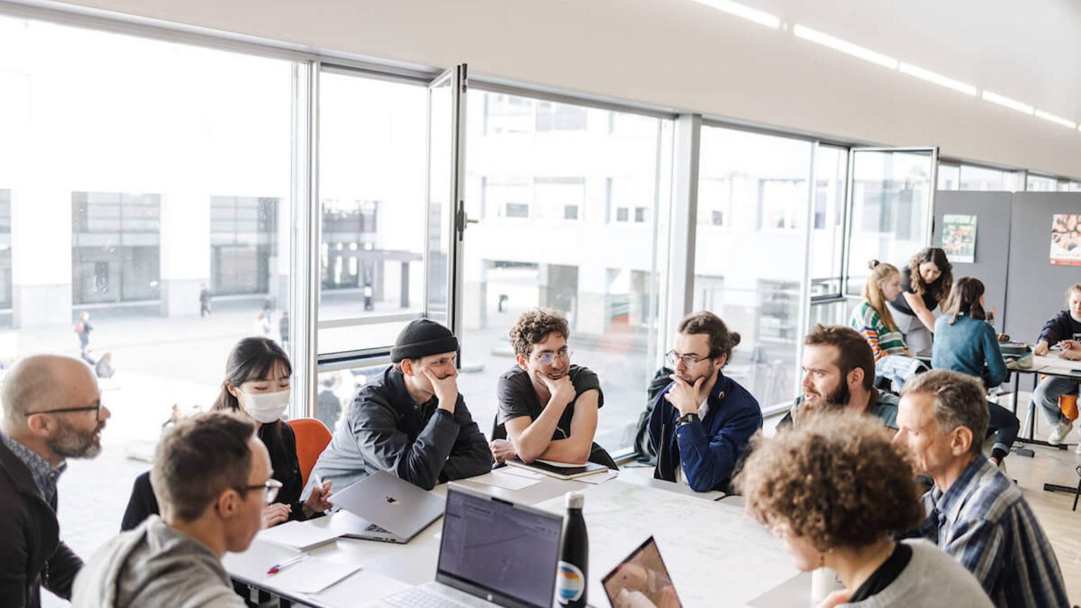 Groupe de travail avec des étudiant·es dans le cadre du projet Campus Piéton, mars 2022.