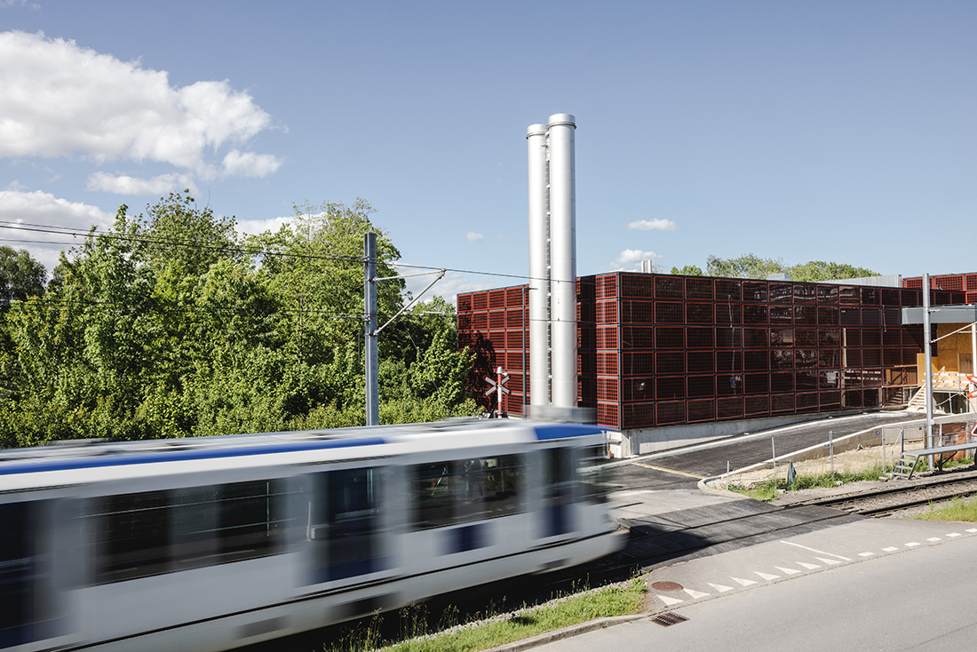 Photo de l'extérieur de la centrale thermique avec sa façade en panneau photovoltaïques.