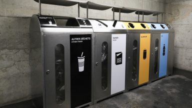 La photo montre un EcoPoint à EPFL, qui contient des poubelles pour le papier, l'aluminium, le PET et tous les autres déchets.