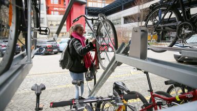 Une personne rangeant son vélo à l'EPFL © Murielle Gerber / EPFL 2017