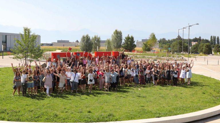 Assistantes-administratives de l'EPFL, possant de vant le logo de l'institution © 2019 EPFL/Murielle Gerber