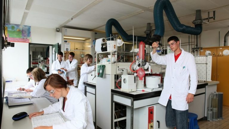 personnel scientifique en laboratoire