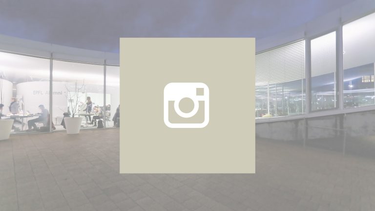 Logo d'Instagram. En arrière-plan, le bâtiment Rolex Learning Center