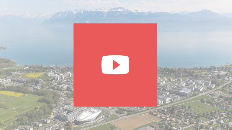 Logo de Youtube. En arrière-plan, une vue aérienne de l'EPFL campus Lausanne