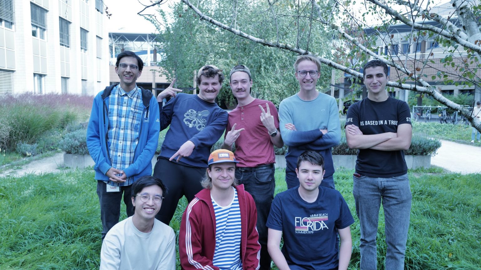 Votre très cher comité de Robopoly 2023-2024! (De gauche à droite: Pierre, Sascha, Simon, Florian, Sonny debout. Ryan, Moritz, Adrian agenouillés)