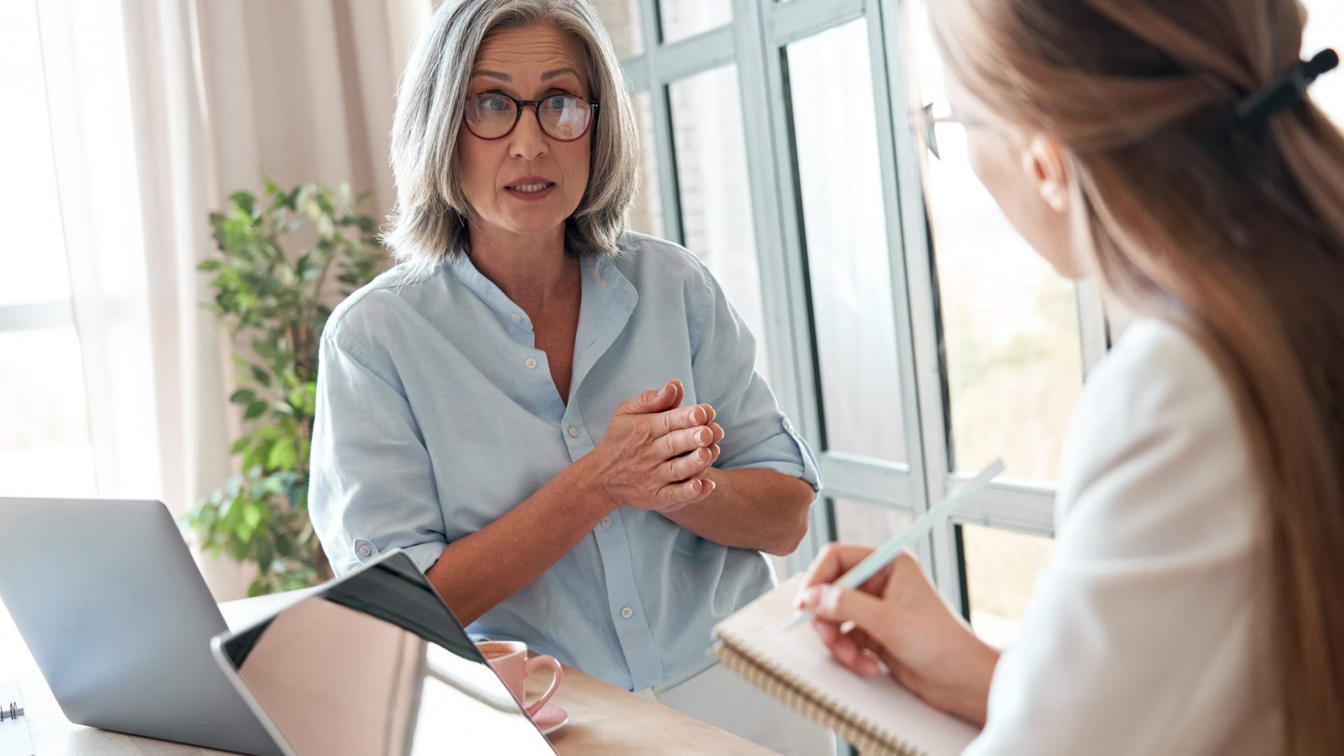 Personne discutant avec une autre, de dos © iStock