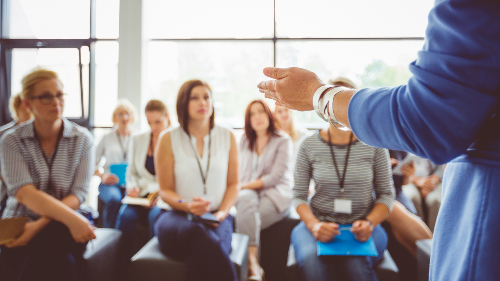 Une classe écoutant une enseignante, hors-champ