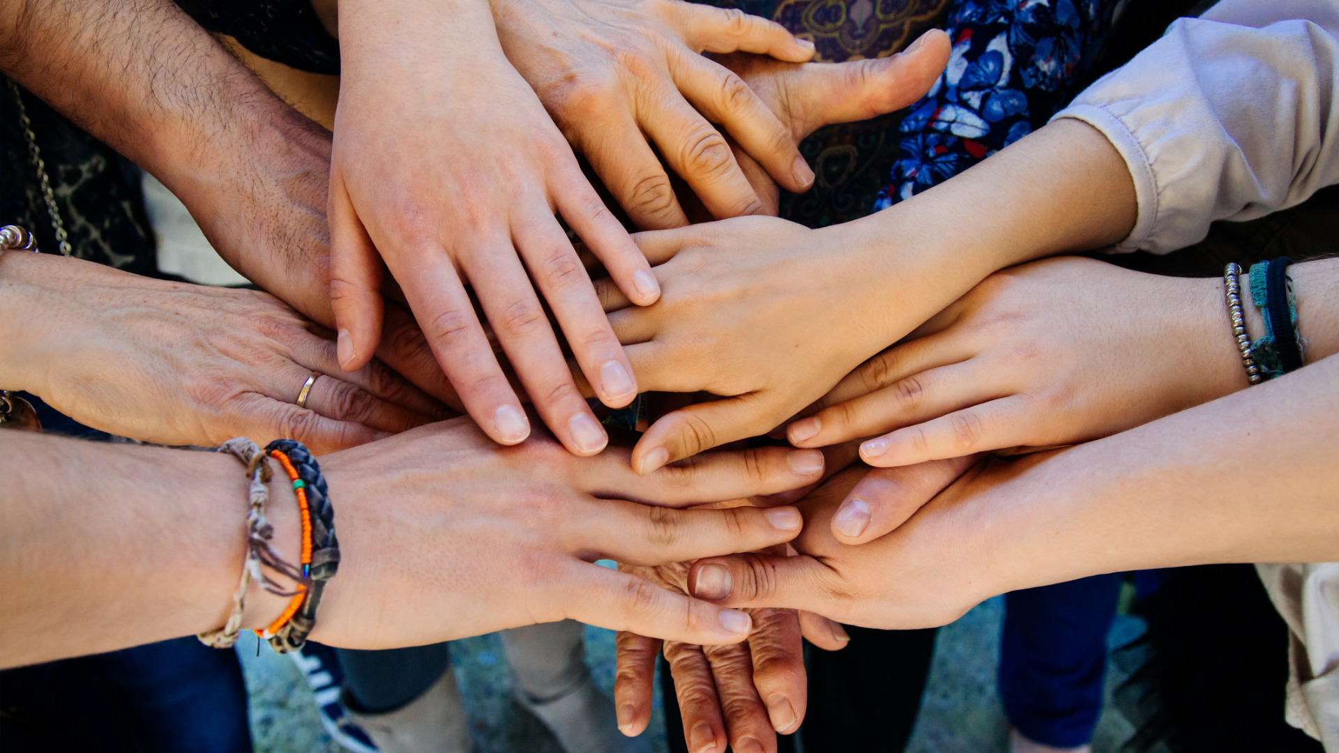 Des mains les unes sur les autres, en signe de solidarité