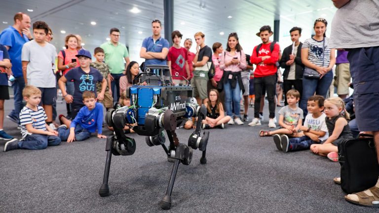 Des personnes face à un robot, lors des portes ouvertes 2019 de l'EPFL © EPFL / Alain Herzog, 2019