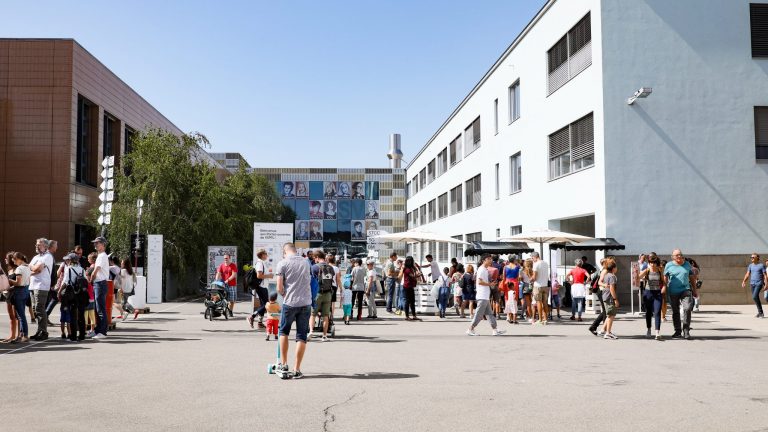 Vue du bâtiment SV pendant les portes ouvertes 2019 © Alain Herzog / EPFL, 2019