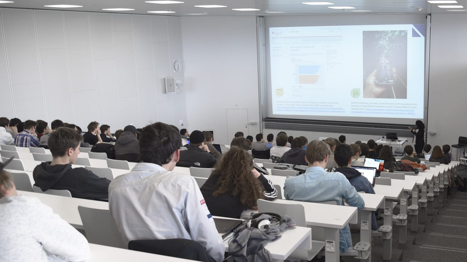 L'équipe de la Bibliothèque donne une formations aux étudiants de l'EPFL.