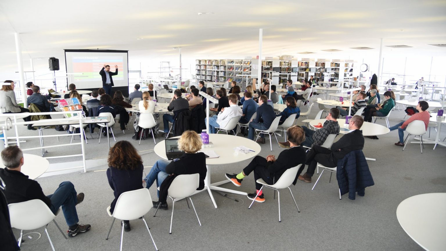 Des chercheur·es et des doctorant·es de l'EPFL participent à un Noon Talk organisé par la Bibliothèque au Rolex Learning Center