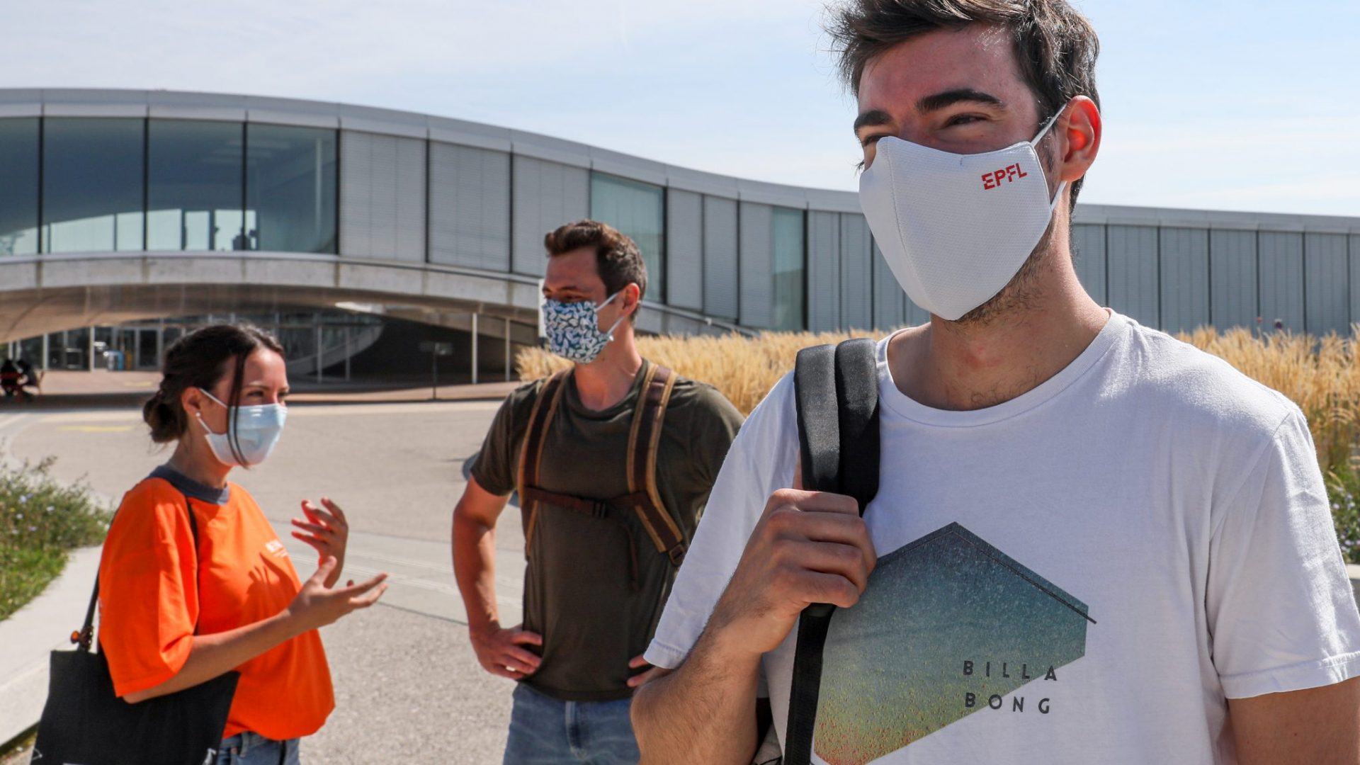 Des étudiant·e·s devant le Rolex Learning Center, masque sur le visage © Alain Herzog / EPFL 2020