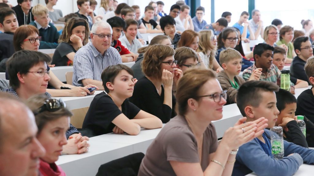 Une salle de cours de l'EPFL, avec plusieurs personnes assises