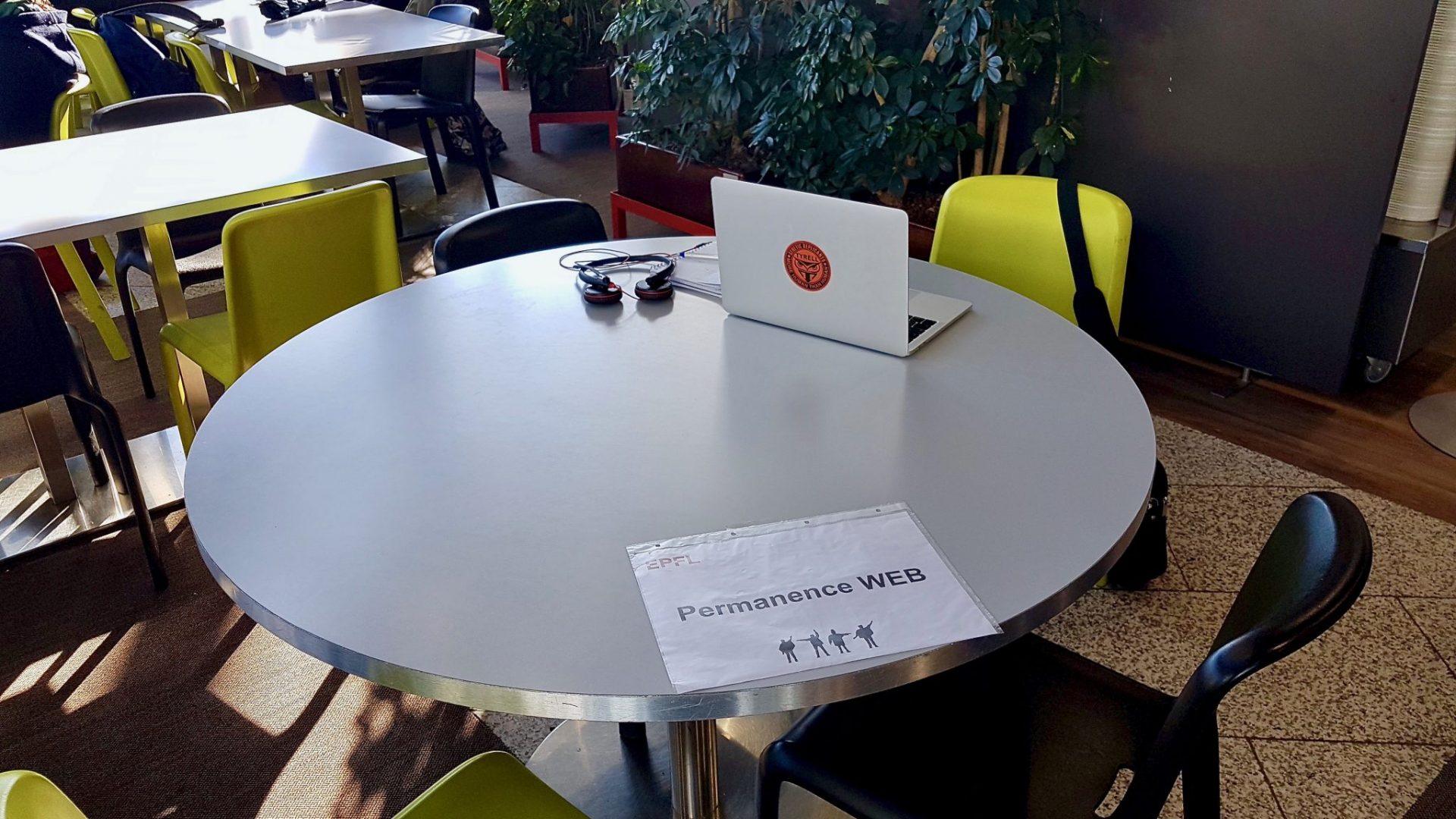 Une table, à la Coupole, avec un ordinateur posé dessus