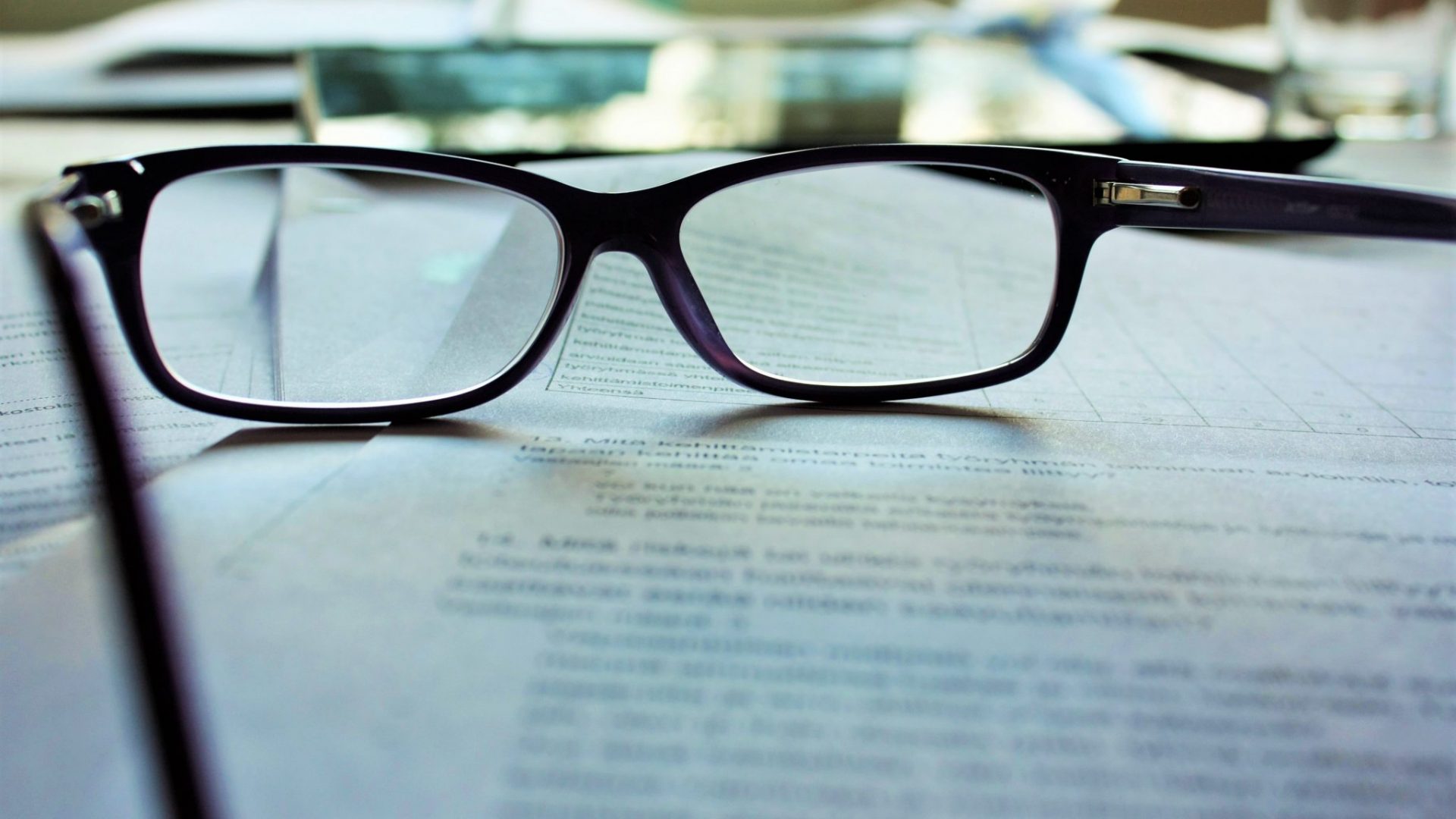 Une paire de lunettes sur des documents