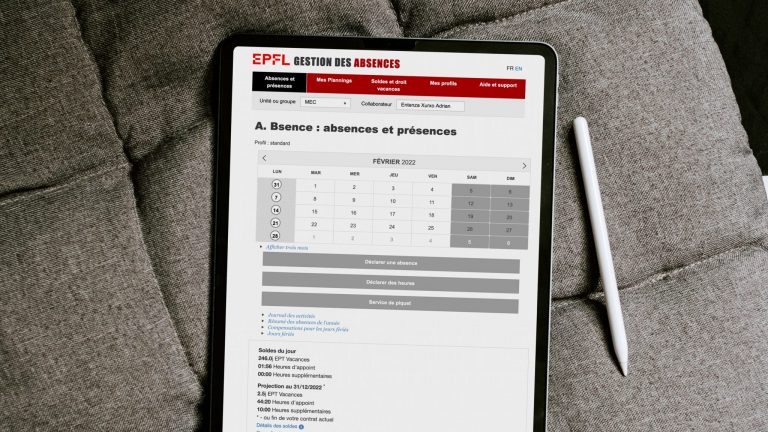 Montage avec le gestionnaire d'absences de l'EPFL sur un iPad