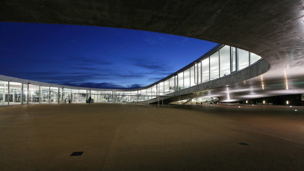 La cour intérieure du Rolex Learning Center, de nuit