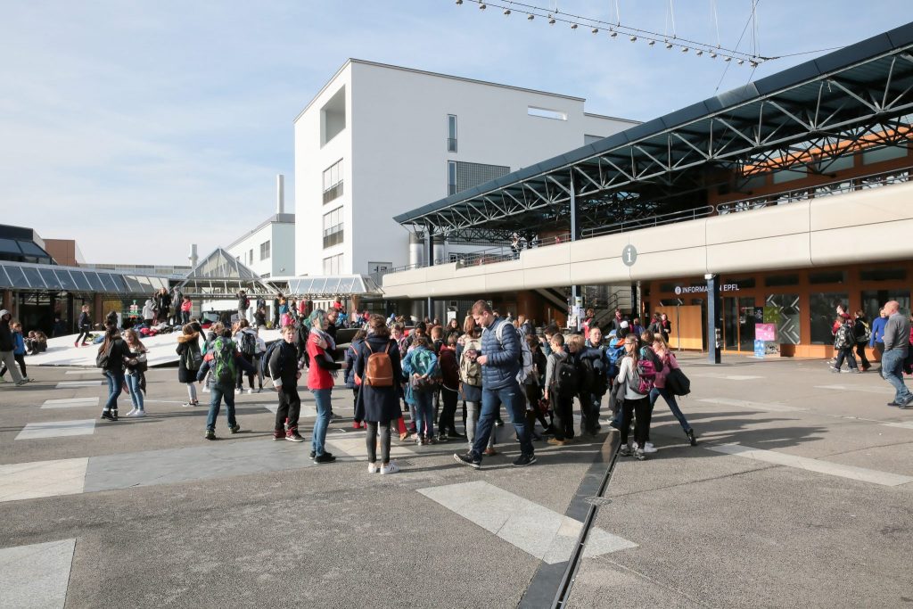 Des enfants sur l'Esplanade durant la journée des classes 2016