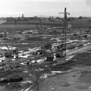 Photo du début du chantier le 1er juillet 1975. L’école s’implante en pleine campagne.