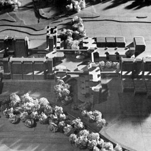 Maquette du projet de 1971 représentant les bâtiments longs à cinq étages posés sur le socle à trois niveaux.