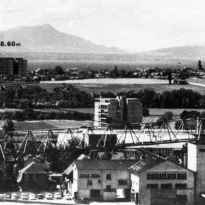 Le gabarit du volume de l’école représenté sur le photomontage de l’EPFL pour contrer celui des opposants. Les constructions sont plus basses que le sommet de l’église du Motty.
