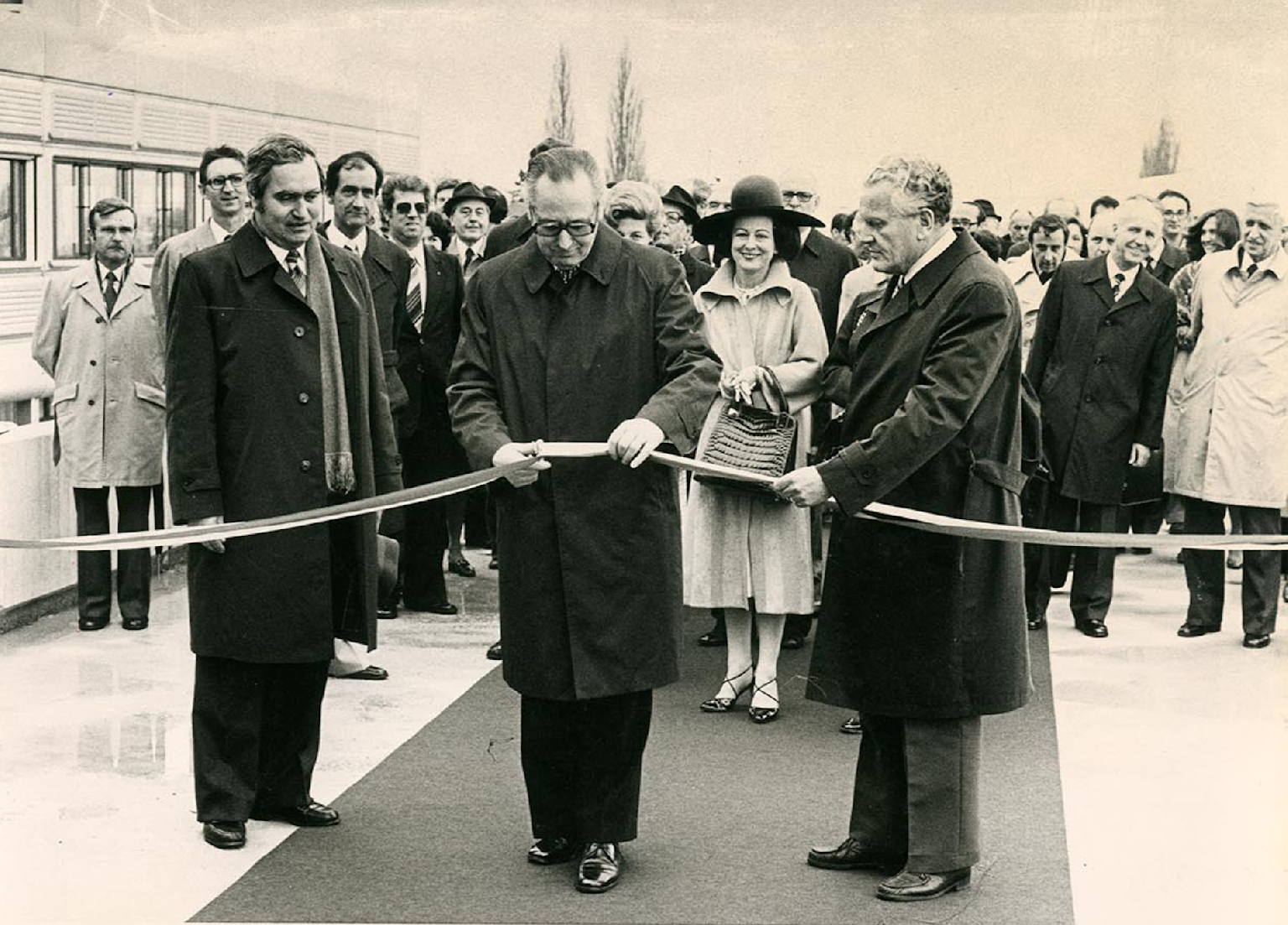 Inauguration de la première étape de construction de l’EPFL, 1978 (ACV/Médiathèque EPFL © Jean-Claude Curchod) Le 20 juillet 1978, le conseiller fédéral Hans Hürlimann et le président de l’EPFL Maurice Cosandey inaugurent les premiers bâtiments de l’EPFL à Ecublens.
