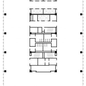 Plan d’étage de l’IBM Building avec une structure de poteaux réguliers et un noyau central contenant ascenseur, escalier, toilettes et divers services.