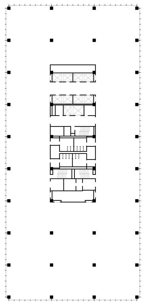 Plan d’étage de l’IBM Building avec une structure de poteaux réguliers et un noyau central contenant ascenseur, escalier, toilettes et divers services.