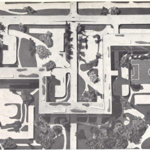 Photo de maquette en noir et blanc d’un quartier de la Ville Radieuse de le Corbusier avec Immeubles d’habitation, parcours piéton surélevé, parc au niveau du sol.