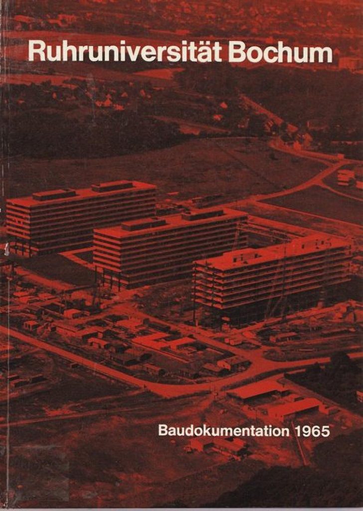 La couverture rouge du livre sur la construction de l’université de Bochum montre trois de ses bâtiments principaux.