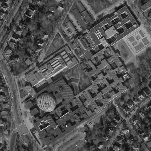 La vue aérienne de la Freie Universität montre la composition des bâtiments percés de cours insérés dans une grille.