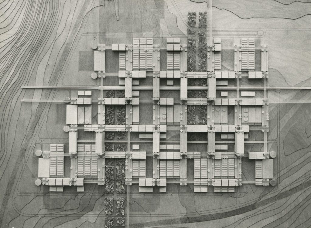 La maquette schématique illustre le principe d’organisation de l’EPFL sous forme de grille régulière de 86,4 x 86,4m.