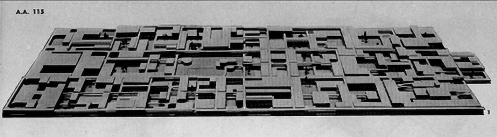 La photo de la maquette schématique montre la configuration de l’université en un tapis bas de bâtiments.