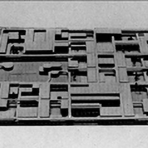 La photo de la maquette schématique montre la configuration de l’université en un tapis bas de bâtiments.