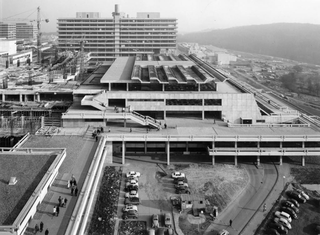 L’image prise depuis l’une des tours de l’université montre les passerelles piétonnes surélevées par rapport à la route et connectées par des escaliers.