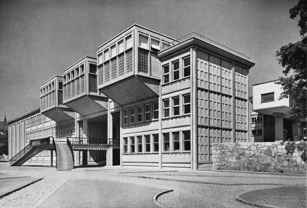 Cette partie de l’université de Fribourg fut construite en 1941, en béton apparent.